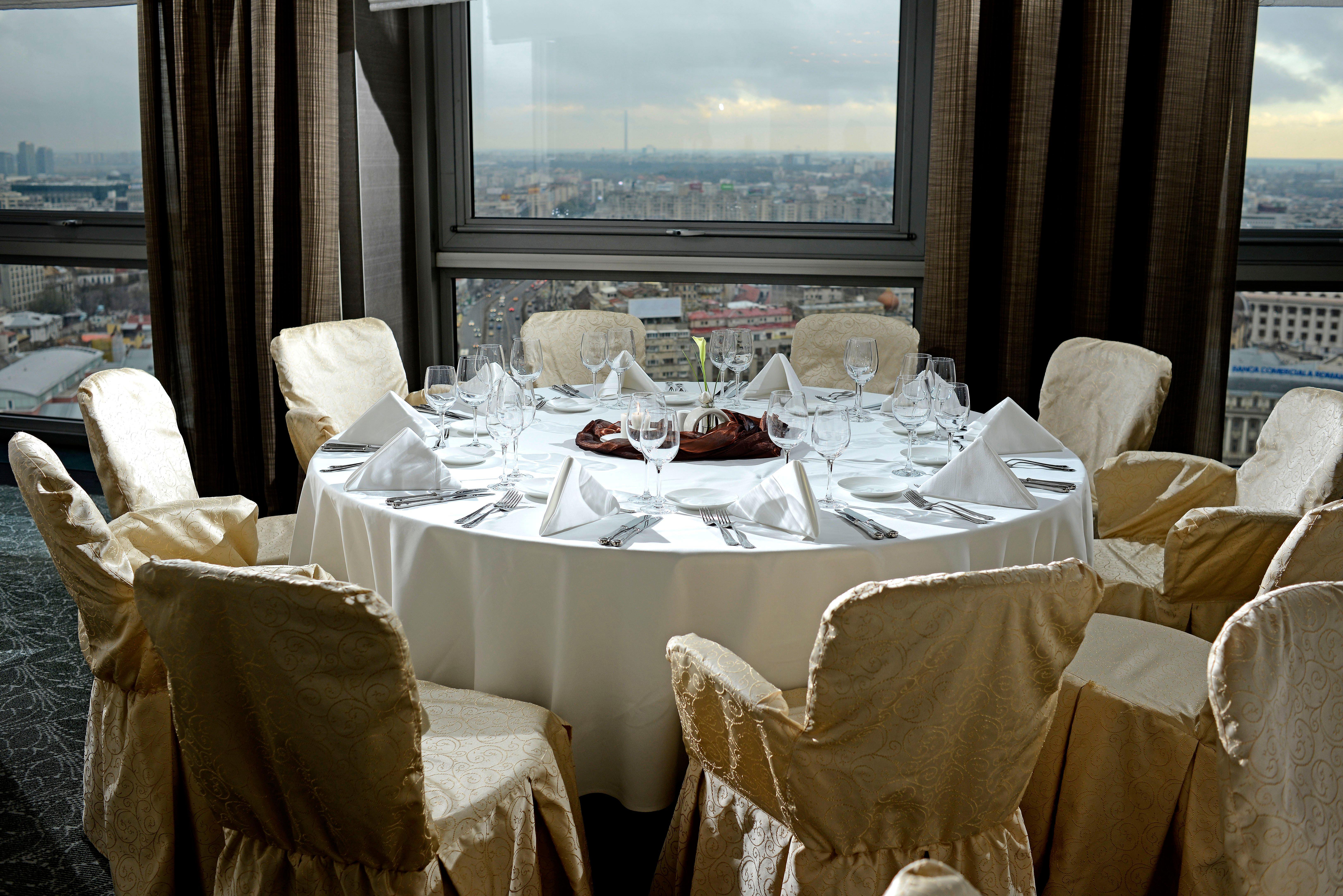 Grand Hotel Bucarest Facilidades foto A table set for a formal dinner