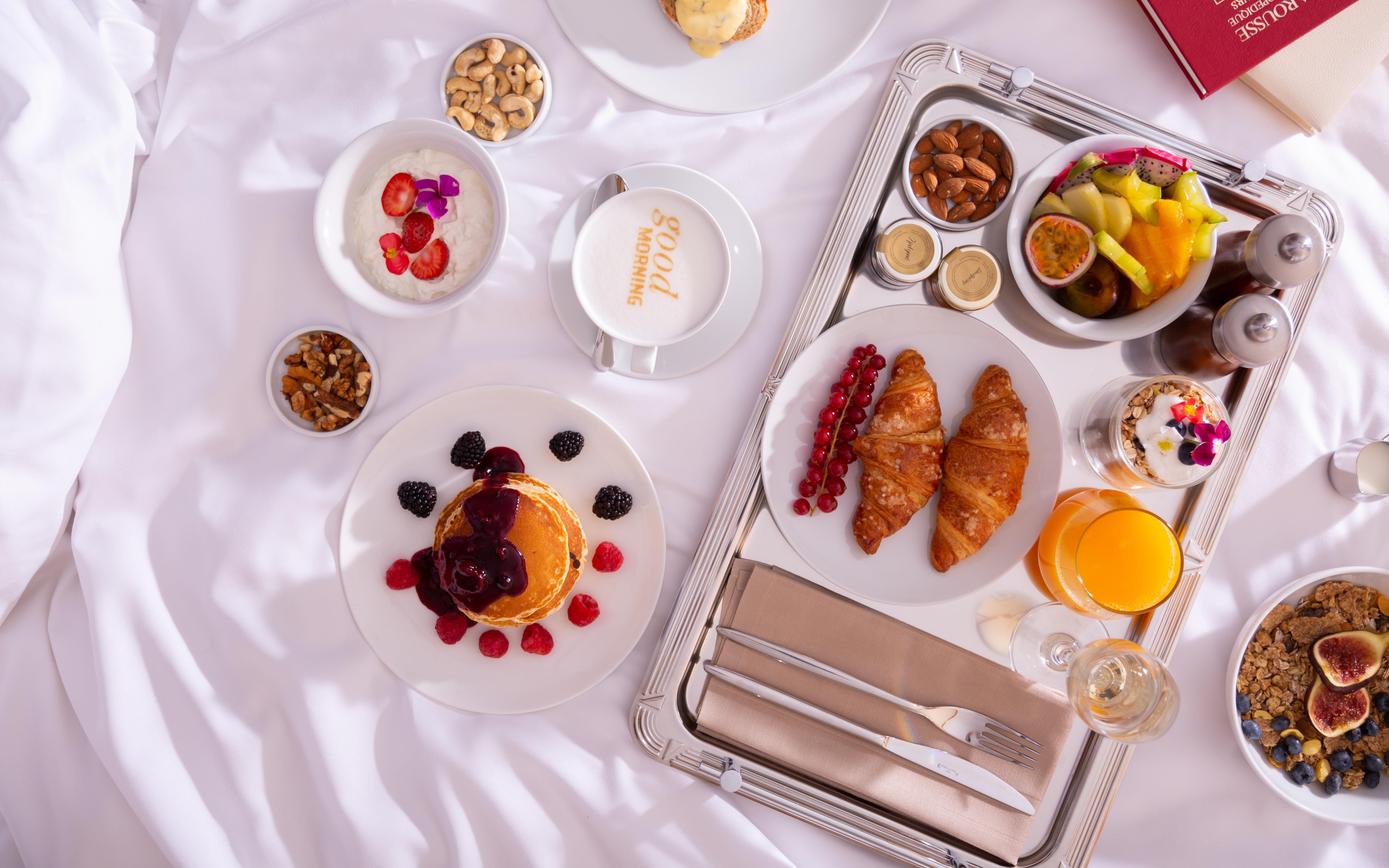 Grand Hotel Bucarest Exterior foto Emirates First Class in-flight breakfast