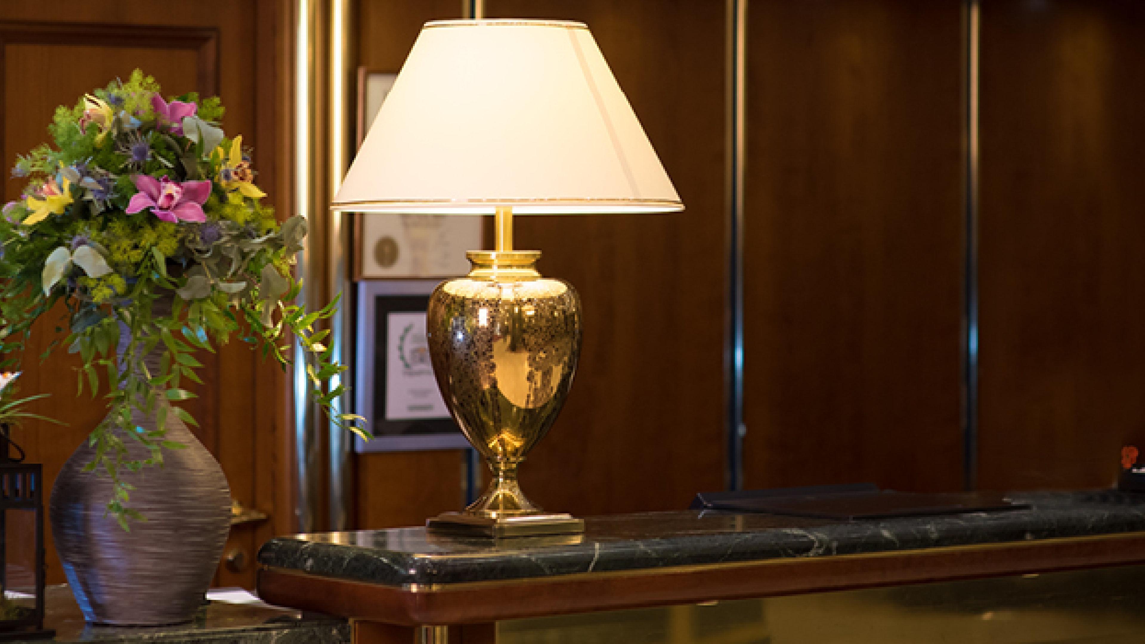 Grand Hotel Bucarest Exterior foto A table lamp