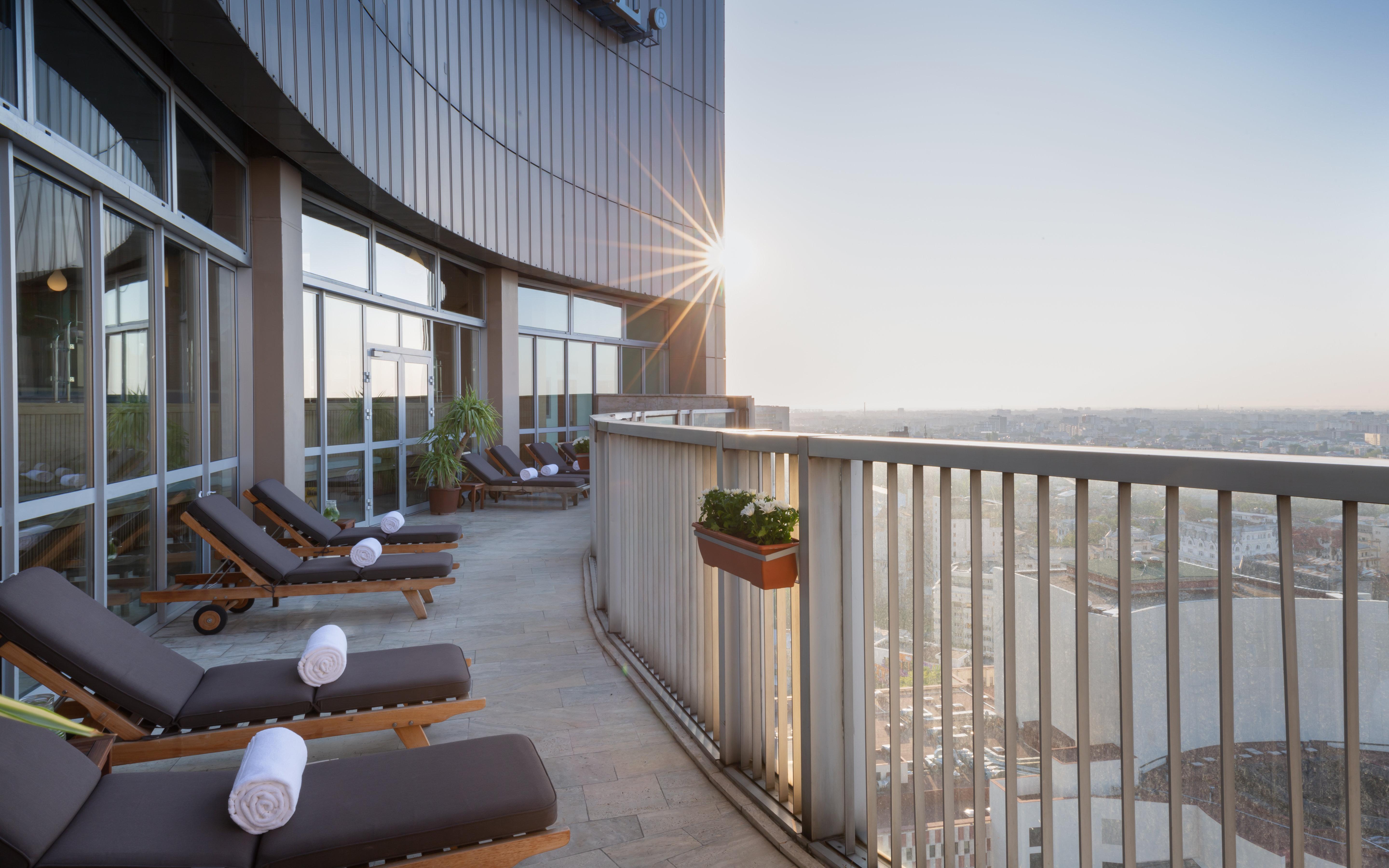 Grand Hotel Bucarest Exterior foto The rooftop pool at The Ivy Hotel