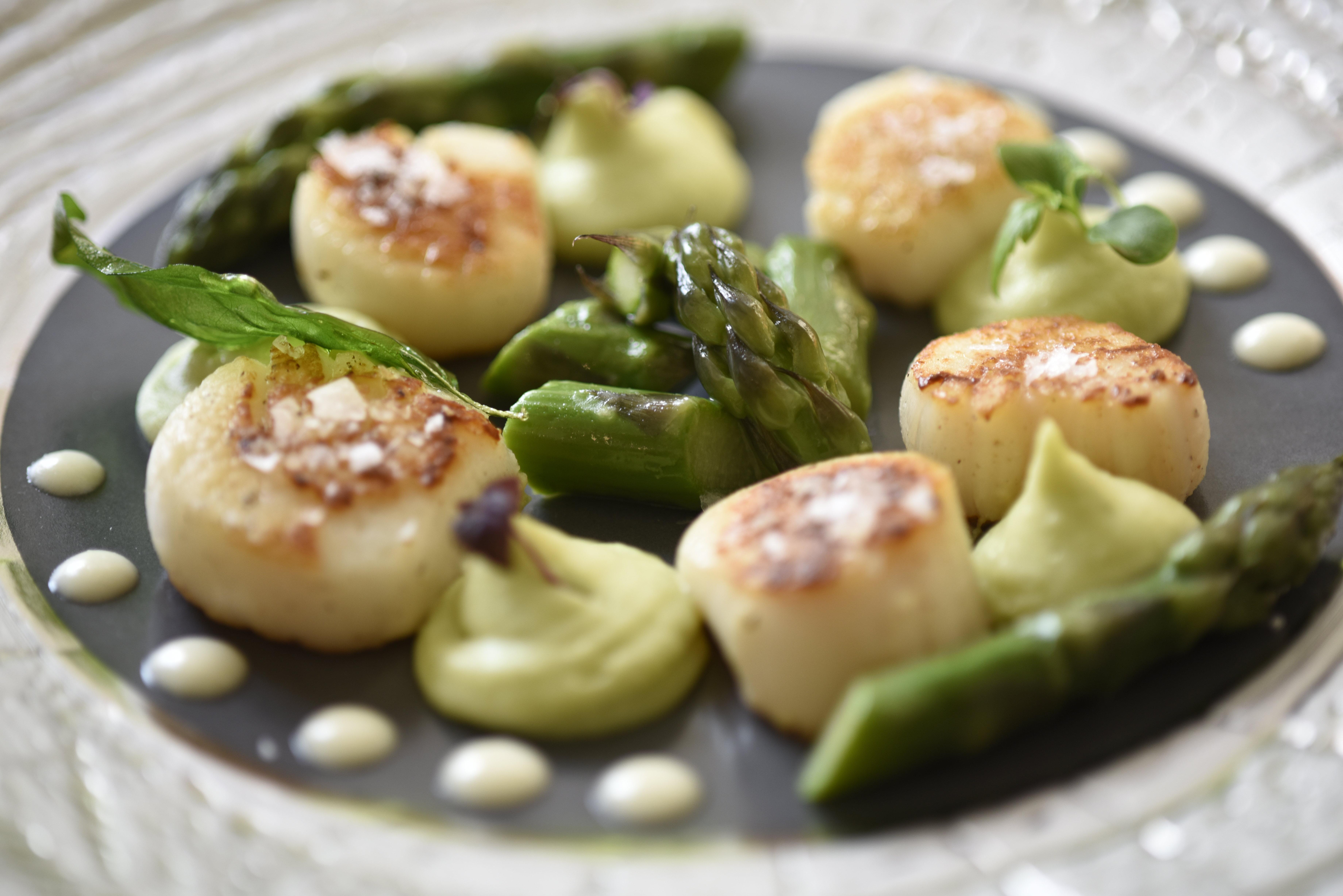 Grand Hotel Bucarest Exterior foto Scallops with asparagus and artichokes
