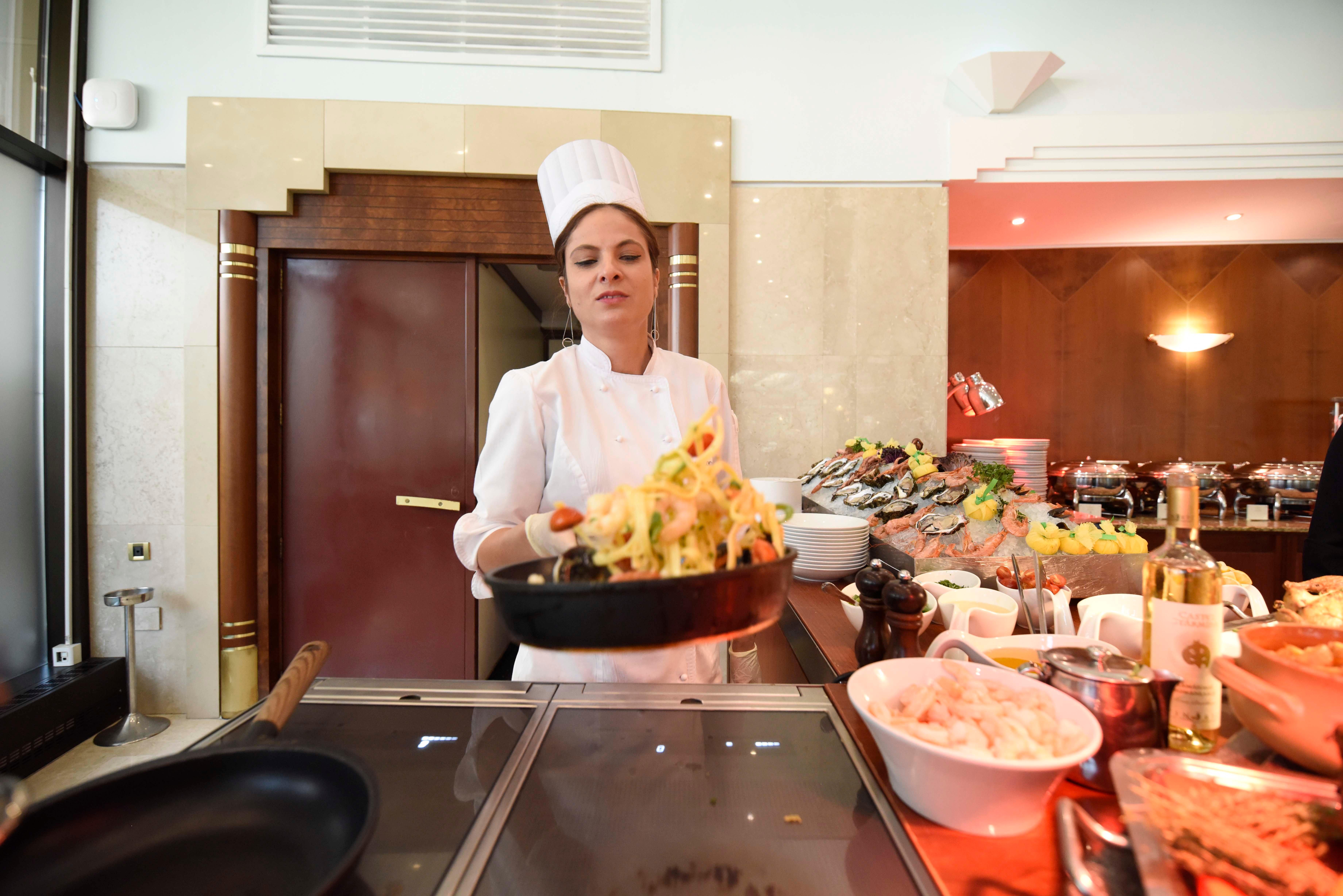 Grand Hotel Bucarest Exterior foto A female chef working in a hotel kitchen