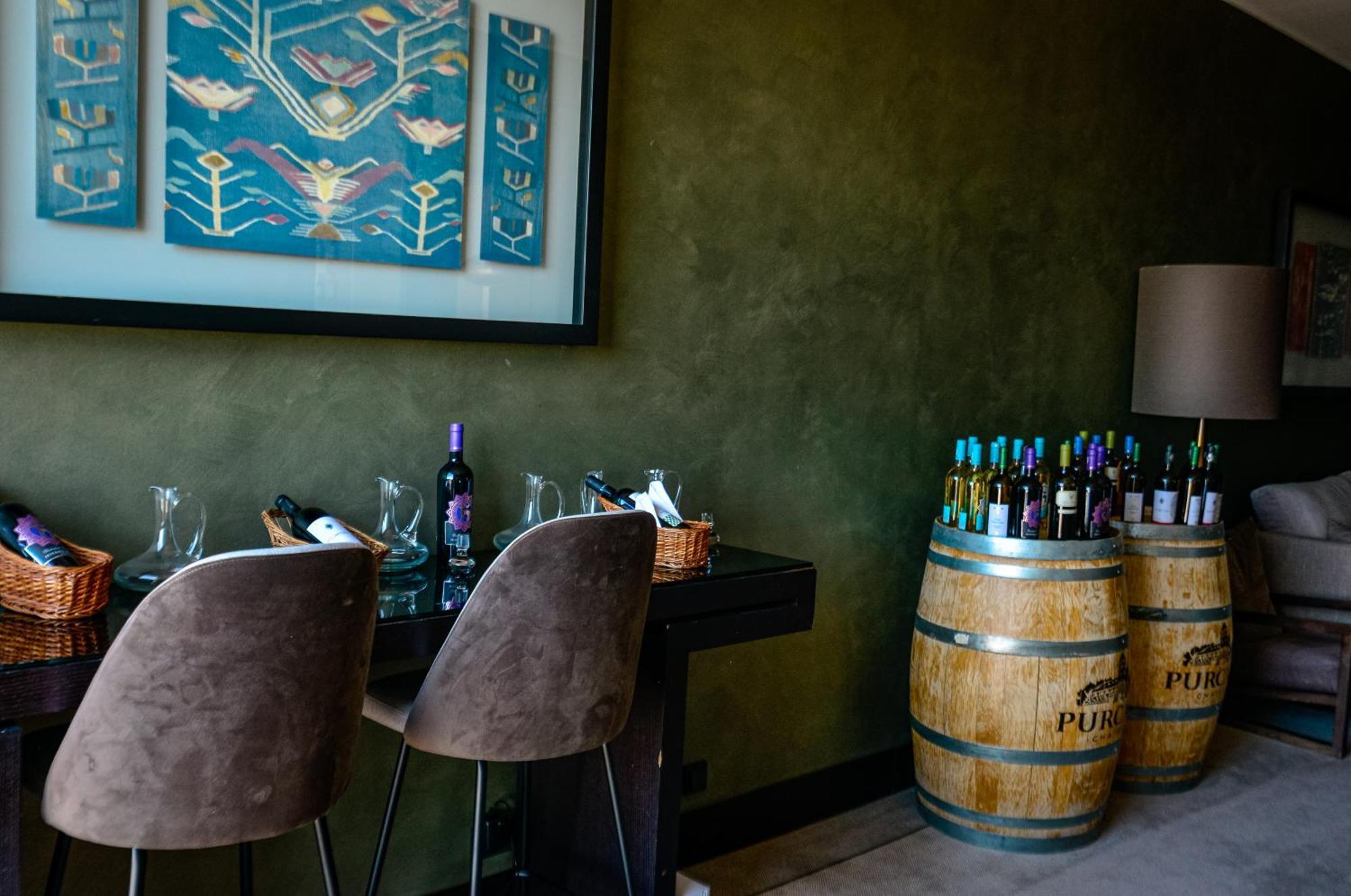 Grand Hotel Bucarest Exterior foto Wine tasting at the Puseta winery
