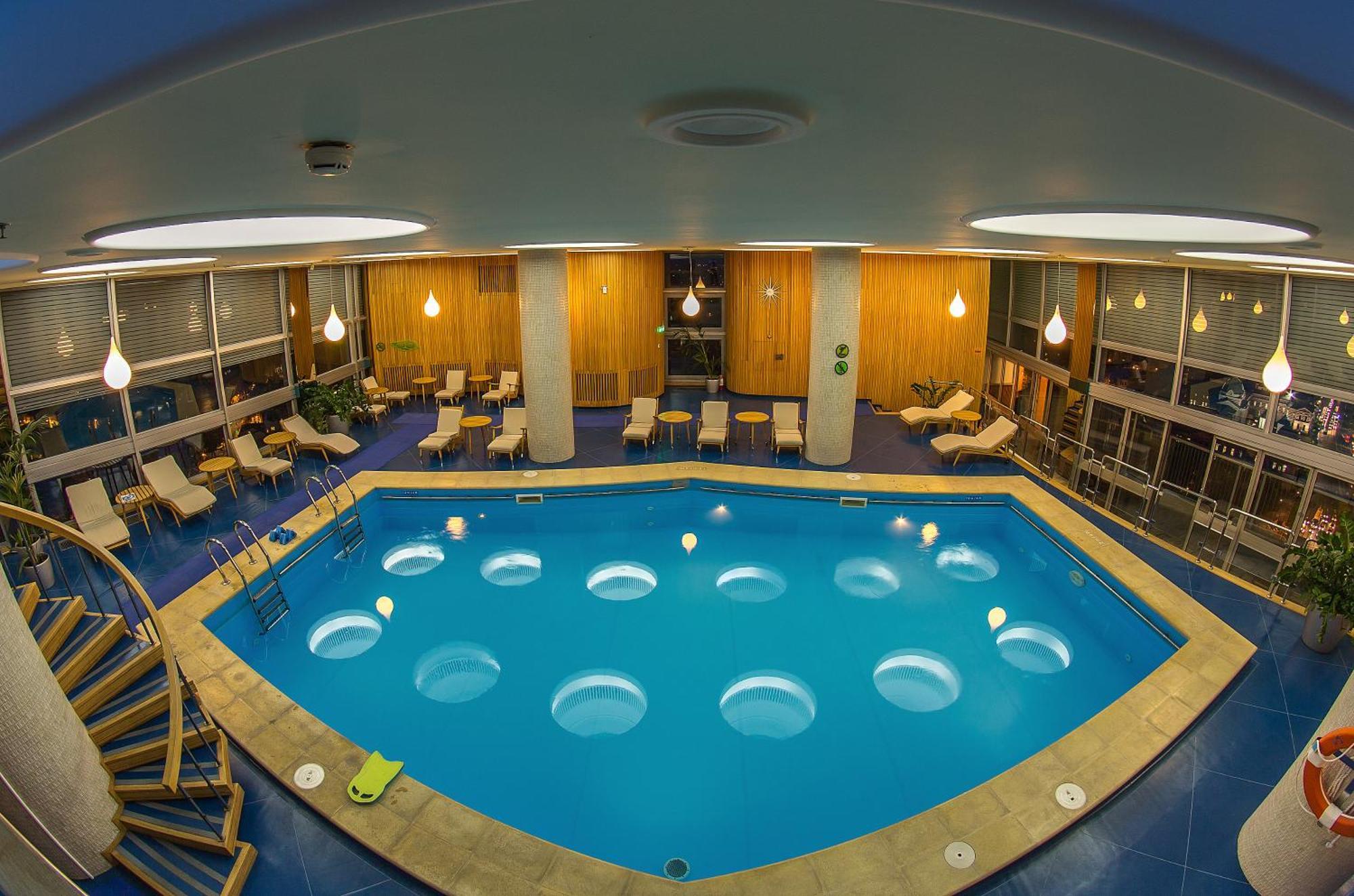Grand Hotel Bucarest Exterior foto The swimming pool at the hotel