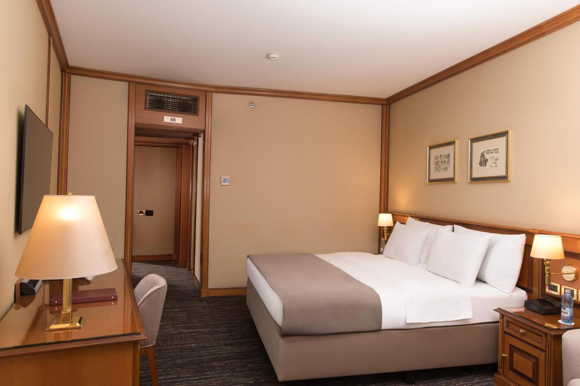 Grand Hotel Bucarest Exterior foto A room at the hotel